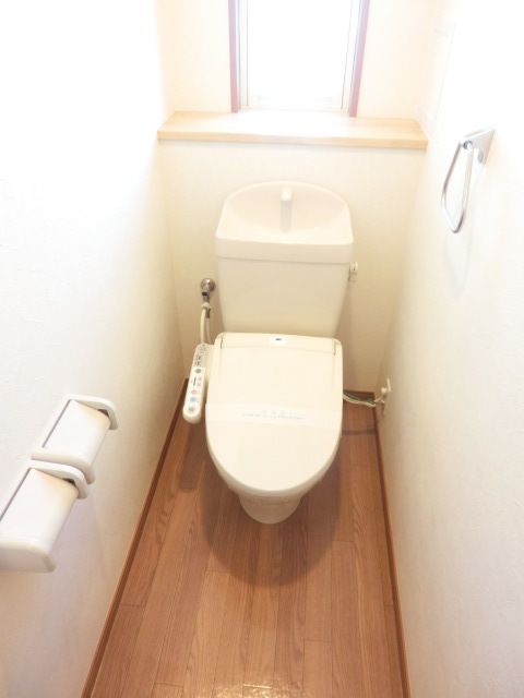 トイレ　ウォシュレットになります。あると便利ですね。