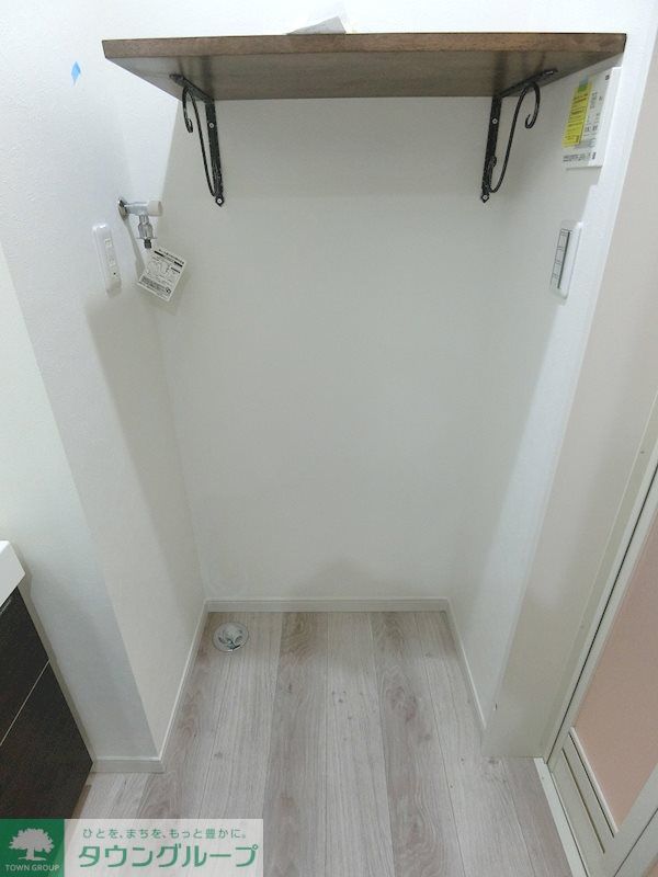 その他設備　洗濯機置場はオシャレな棚つき！