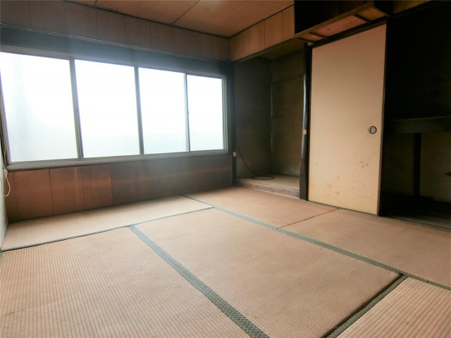 その他部屋・スペース　大きな窓から日が差し込む明るい和室6帖♪