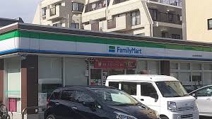 コンビニ　ファミリーマート世田谷教育会館前店（コンビニ）まで227m
