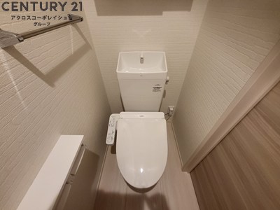トイレ　温水洗浄便座付きのトイレです♪
