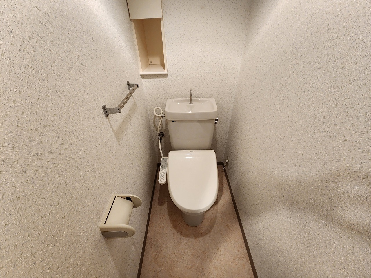 トイレ　別室、同タイプの室内写真です。
