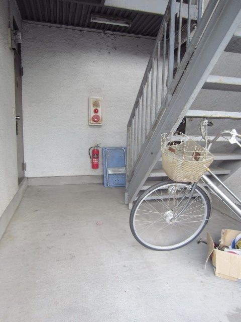 エントランス　★階段下に自転車置けます★