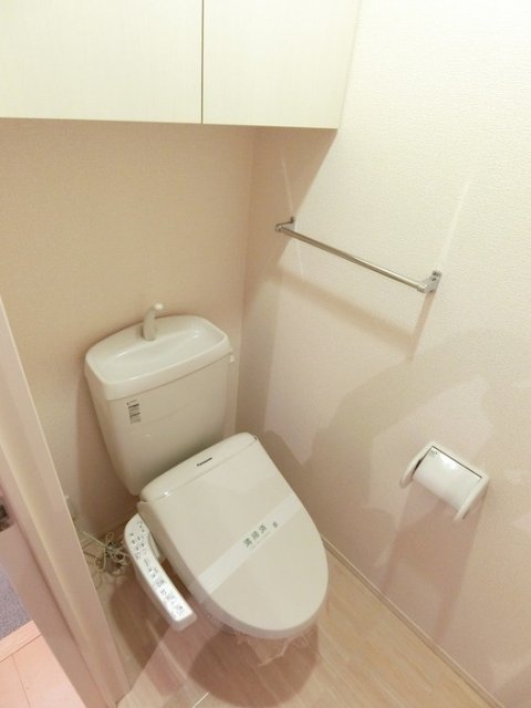トイレ　同物件別号室の写真です。