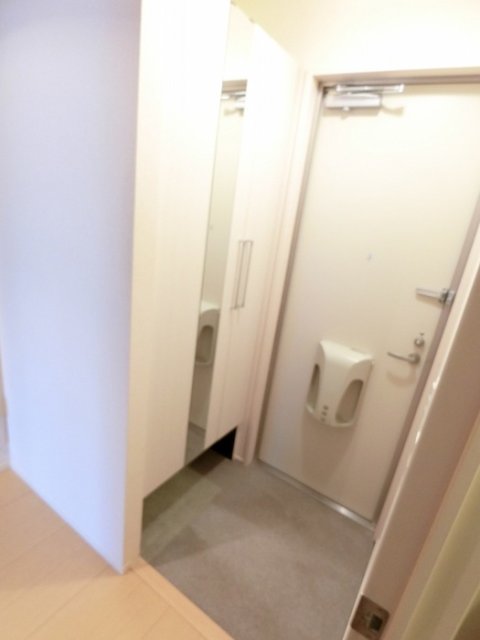 玄関　同物件別号室の写真です。