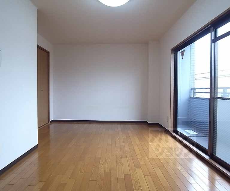 居室・リビング　広々した洋室