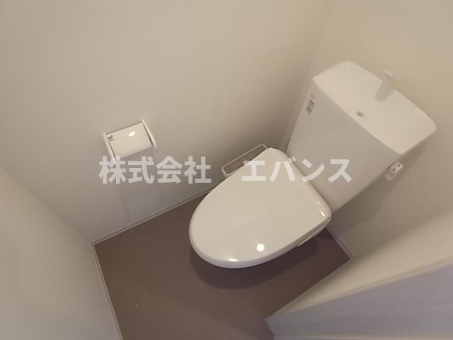トイレ　落ち着いた色調のトイレです