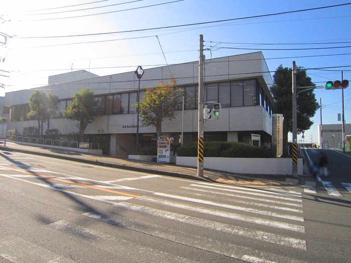 図書館　山内図書館（図書館）まで556m