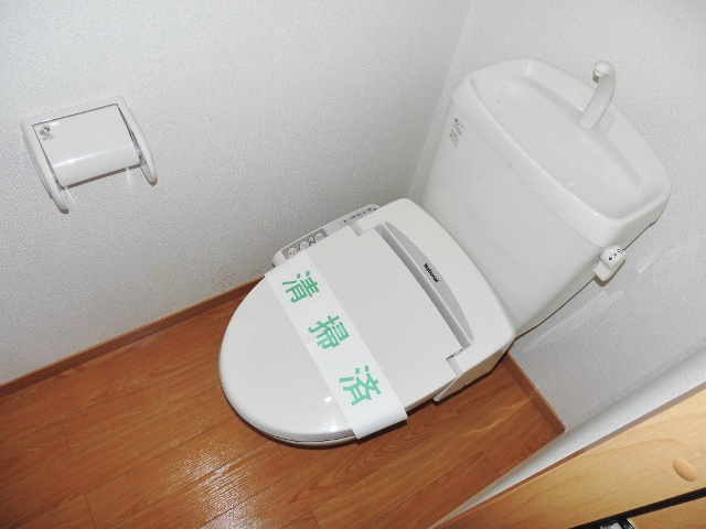 トイレ　温水洗浄便座です。
