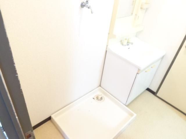 洗面設備　※写真はリノベーション前のものです。