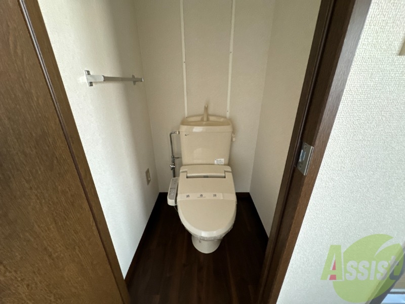 トイレ　トイレはシンプル。広さも十分で安心ですね