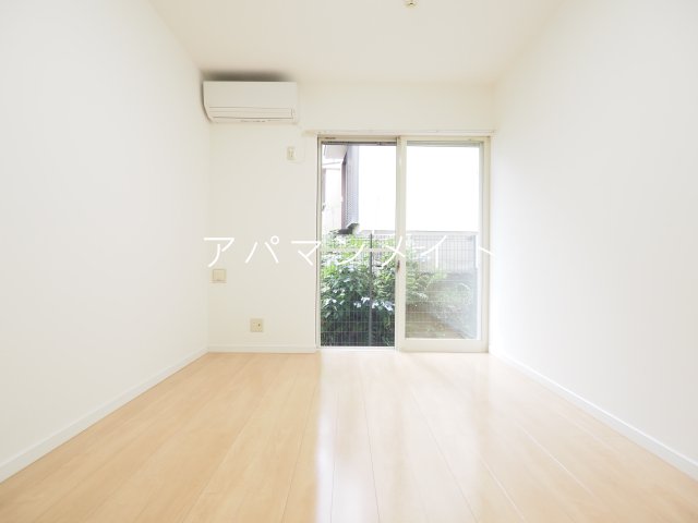 その他部屋・スペース　落ち着いた色調の寝室です