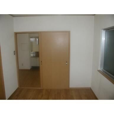 居室・リビング　フローリングのきれいなお部屋です。