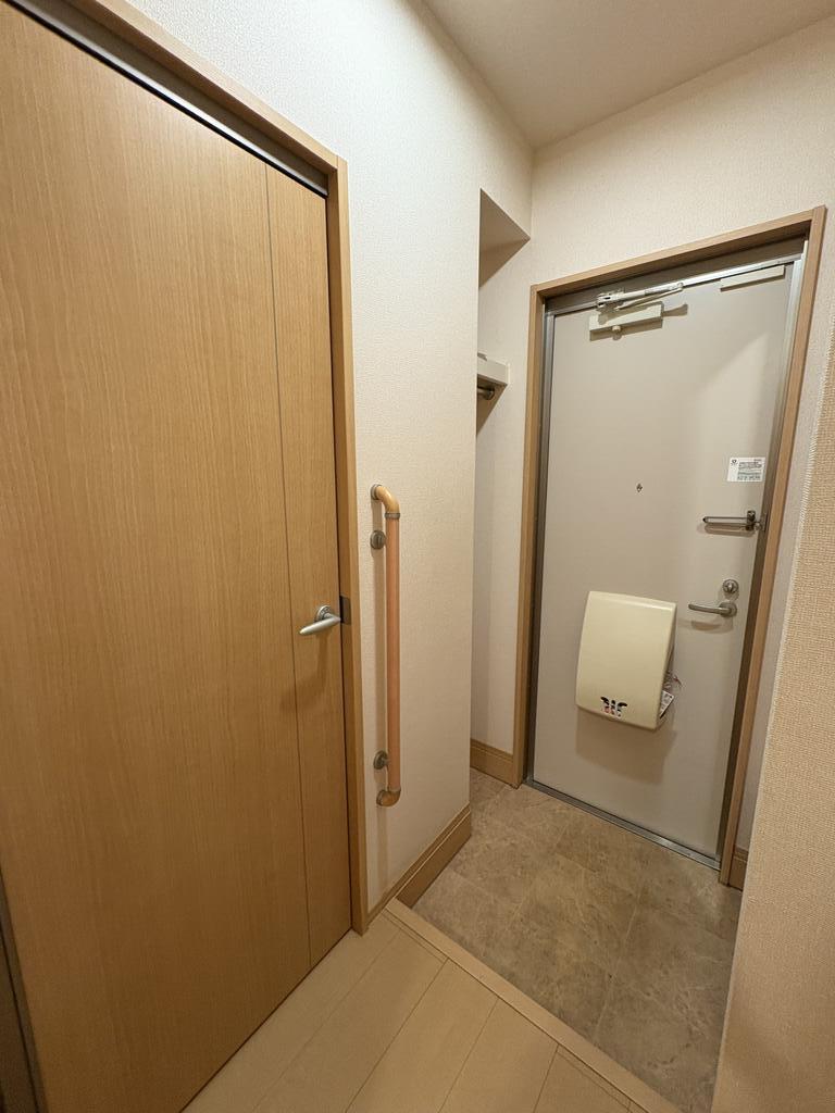 玄関　帰宅後すぐにロングコートも掛けられます