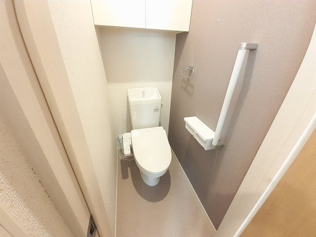 トイレ　落ち着いた色調のトイレです