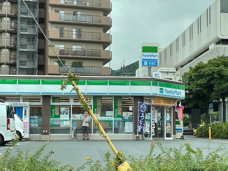 コンビニ　ファミリーマート小倉企救丘駅前店（コンビニ）まで913m