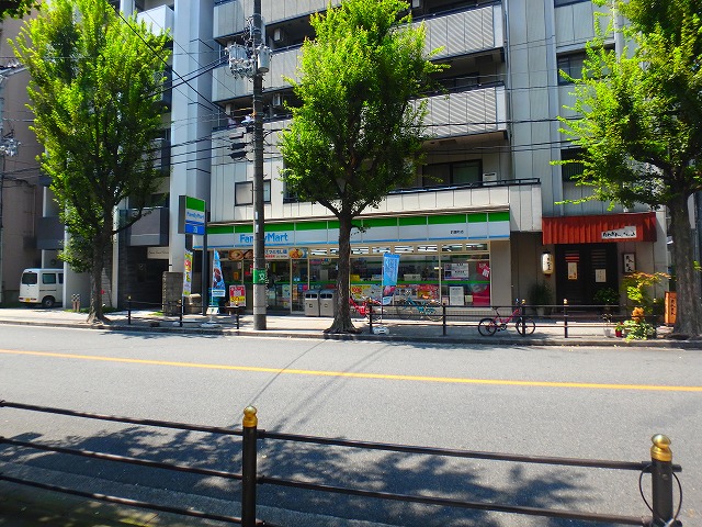 コンビニ　ファミリーマート 釣鐘町店（コンビニ）まで109m