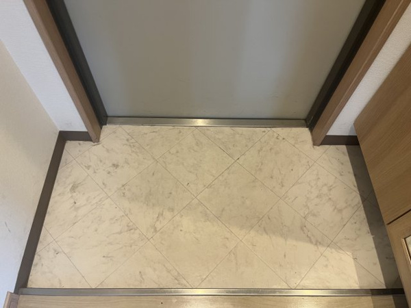 玄関　収納もある玄関です