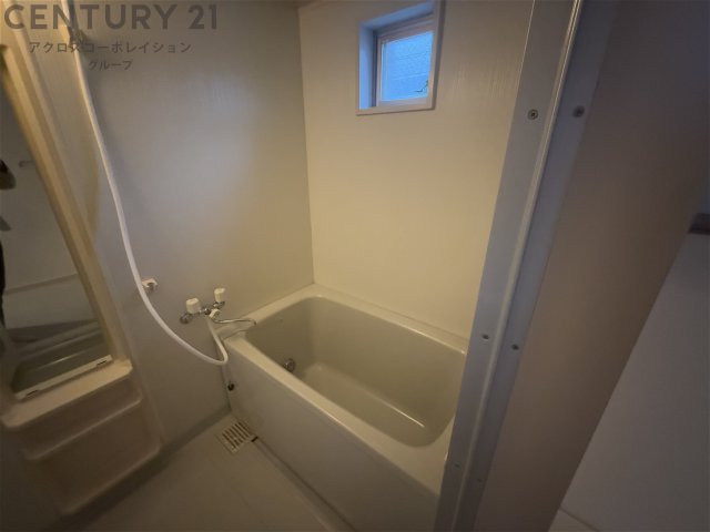 バス・シャワールーム　浴室に窓があり換気も楽にできます♪