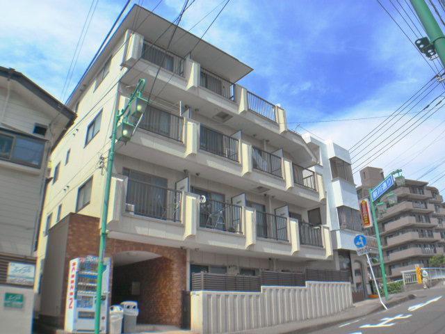 建物外観　うれしいマンション１Ｆに自動販売機