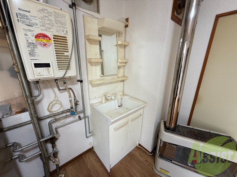 洗面設備　独立洗面台です。大きくてよいですね。シャンプーもできます。