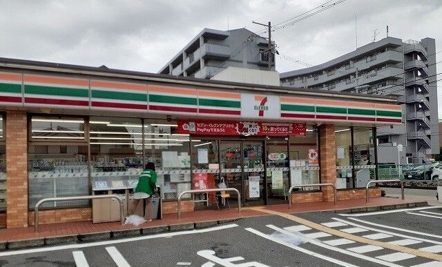 コンビニ　セブンイレブン様（コンビニ）まで263m