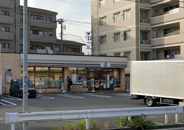 コンビニ　セブンイレブン（コンビニ）まで394m