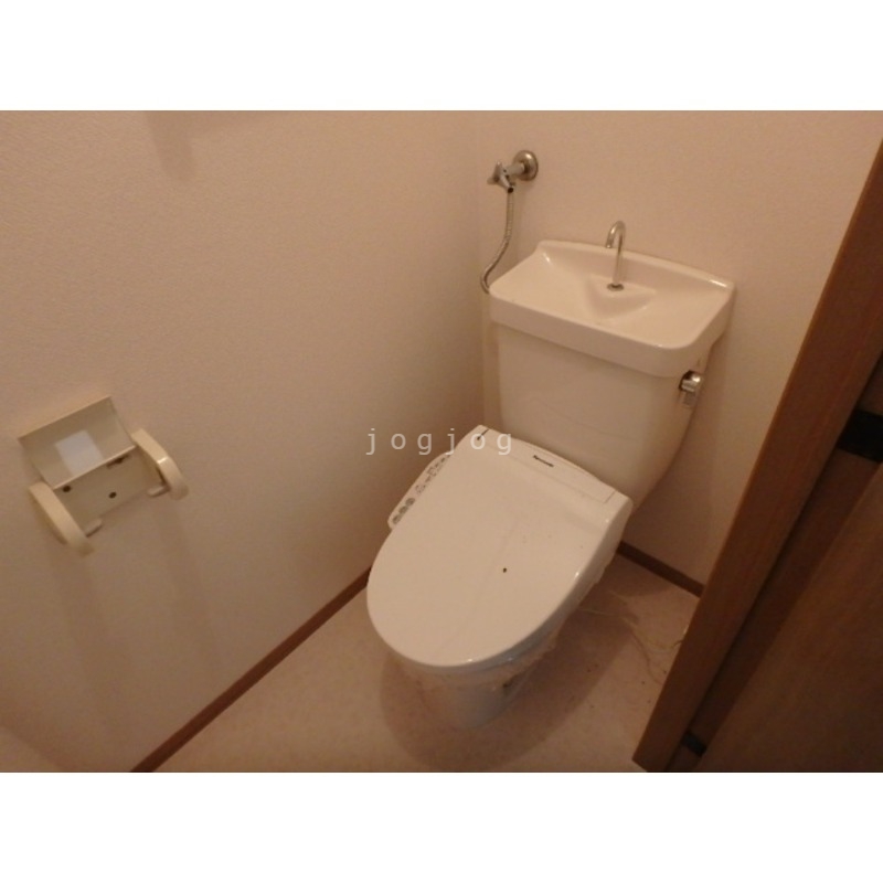 トイレ　嬉しい温水洗浄便座付きのトイレです。