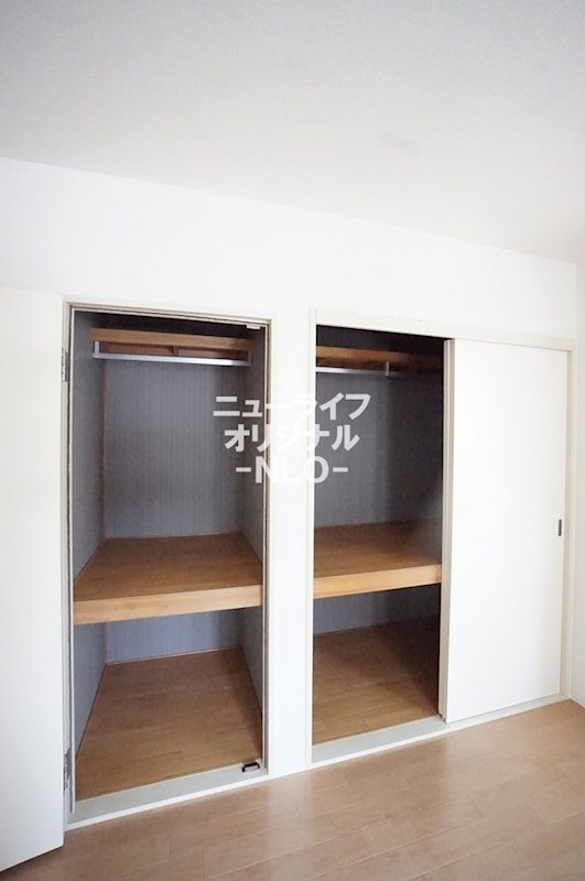 その他　LDK収納　上段にはハンガーパイプが付いています☆