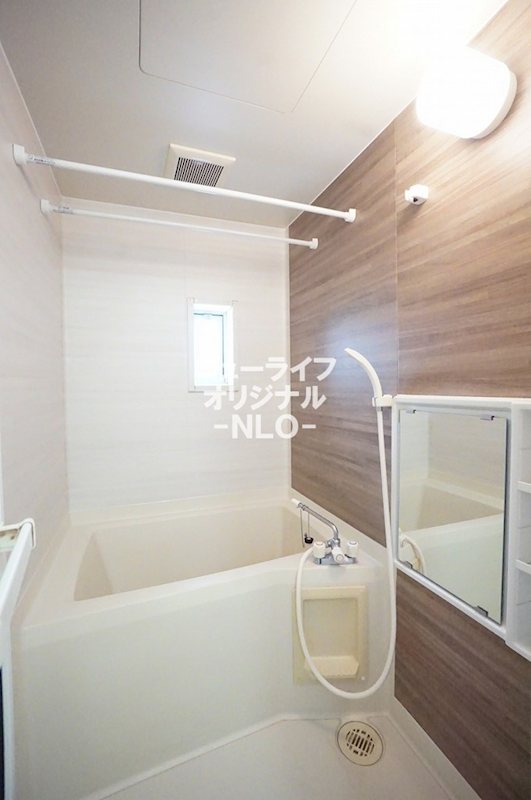 バス・シャワールーム　換気にも便利な小窓付きバスルーム☆