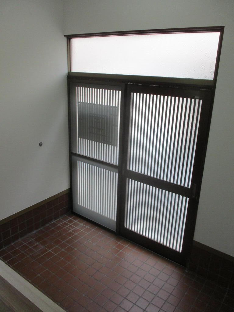 荒川2丁目貸家の玄関写真