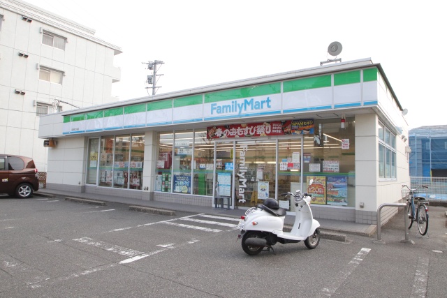 コンビニ　ファミリーマート 名東牧の里店（コンビニ）まで500m