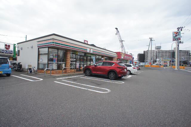 コンビニ　セブンイレブン新潟本馬越店（コンビニ）まで428m
