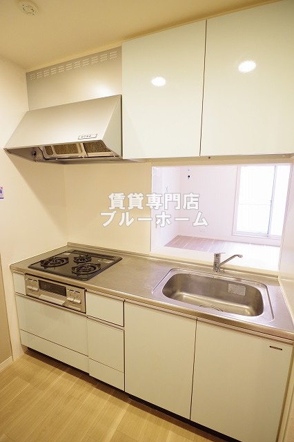 キッチン　３口コンロのシステムキッチンです！カウンター式♪