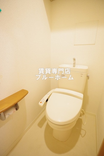 トイレ　収納棚付き！温水洗浄便座付きのトイレです！