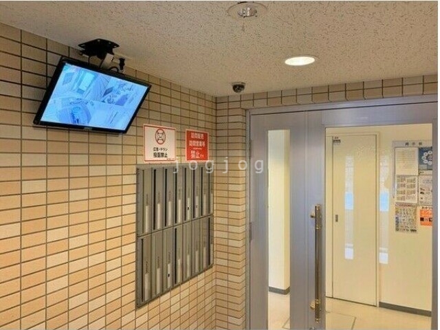 エントランス　防犯カメラ