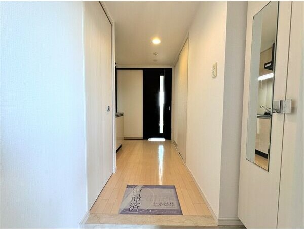 玄関　※写真は同じマンションの違う部屋のものになります。