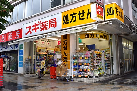 コンビニ　スギ薬局南青山店（コンビニ）まで160m