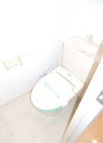 トイレ　温水洗浄便座付のトイレです。