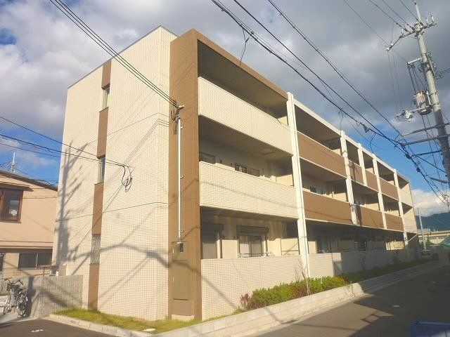 建物外観　鉄筋コンクリート造の3階建ての建物です。