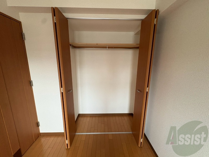 収納　クローゼットを開けてみました。奥行きがありますね。
