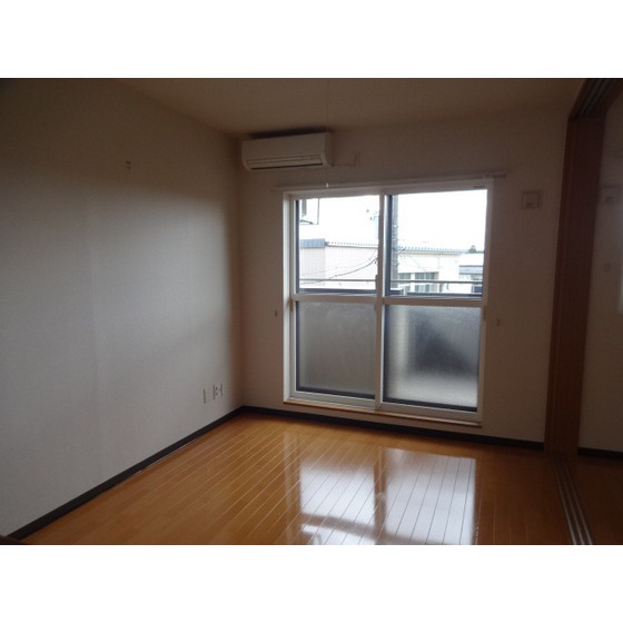 居室・リビング　※同タイプの部屋の写真です