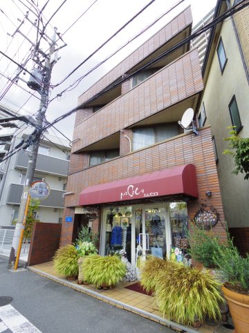 建物外観　1階は可愛いブティックです！