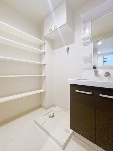 b CASA Kawasakidaishi EKMEの内装写真