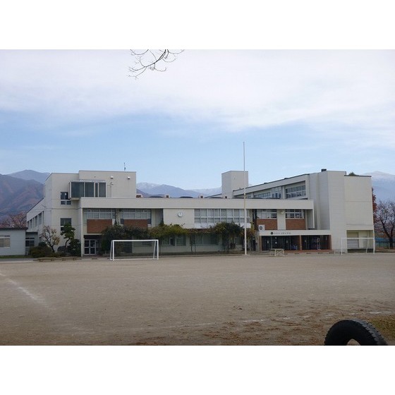 小学校　日滝小学校（小学校）まで880m