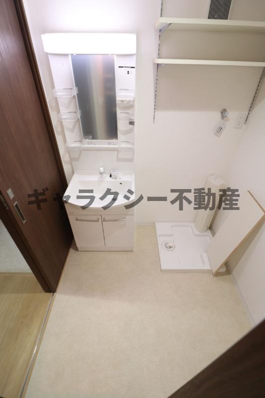 洗面設備　洗濯機置も置ける脱衣所