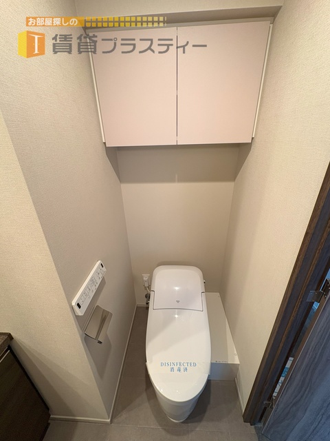 トイレ　収納棚あります