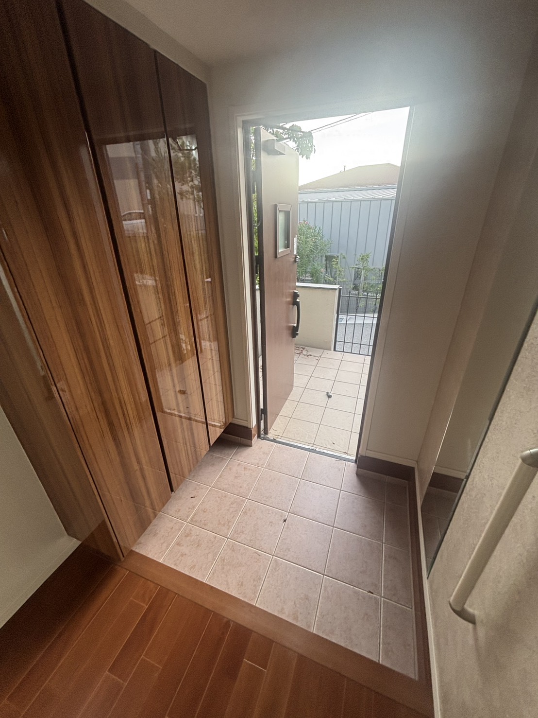 塩屋町6丁目戸建の玄関写真