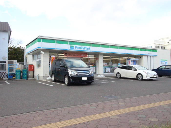 コンビニ　ファミリーマート札幌旭町7丁目店（コンビニ）まで550m