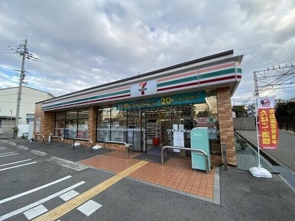 コンビニ　セブンイレブン初芝駅東店（コンビニ）まで418m